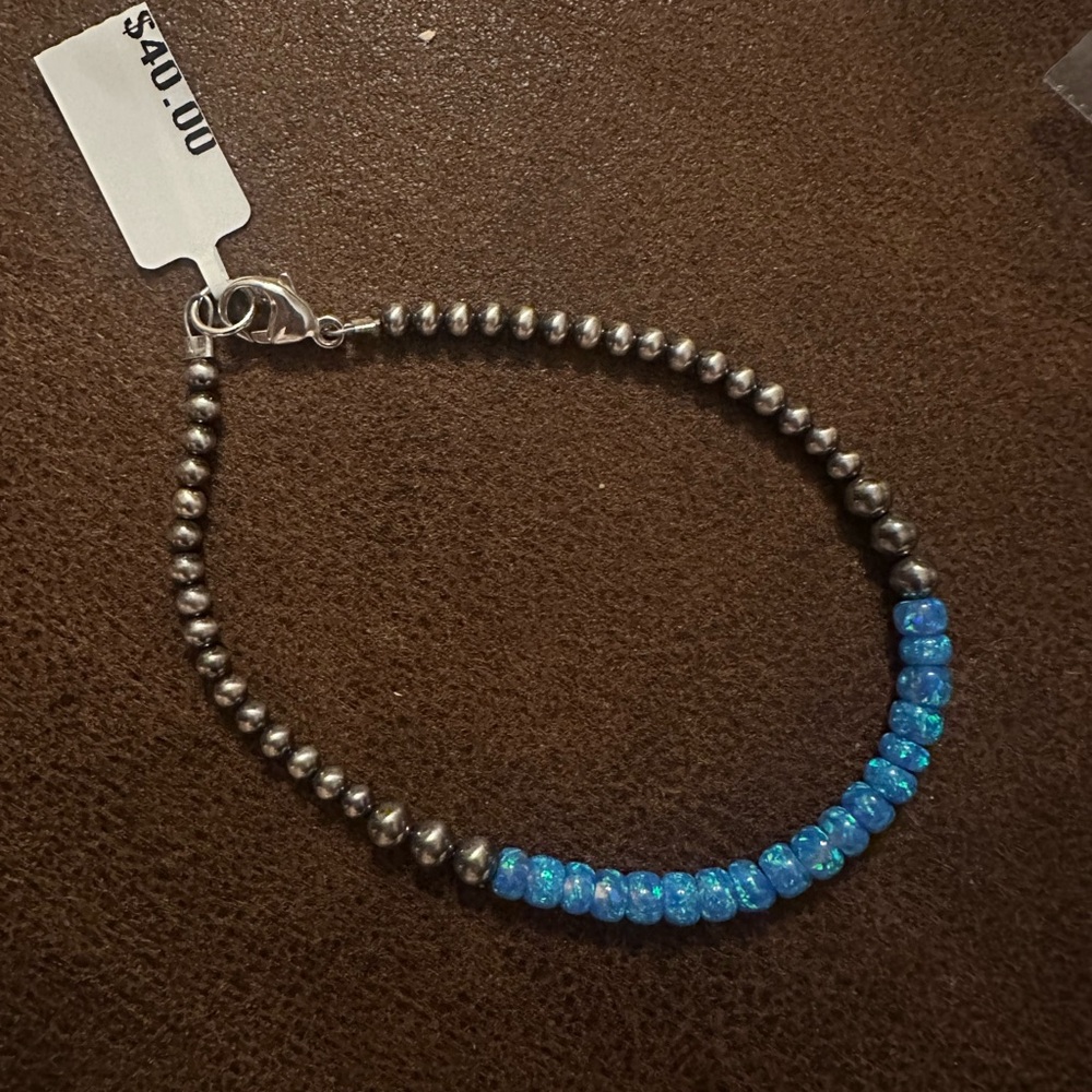 Trendy Silver Beaded Bracelet with Opal Accent ✨